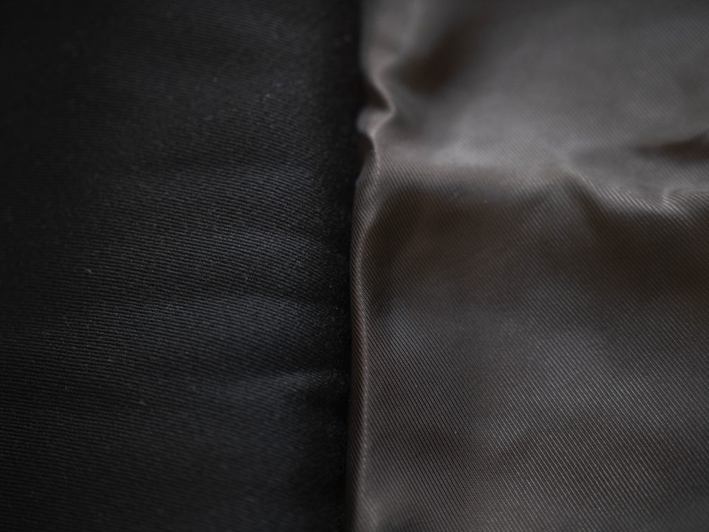 deux tissus côte à côte, un noir à gauche, un marron à droite